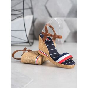 Moderní vícebarevné dámské  sandály na klínku 36